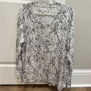 Mud Pie Gray and White Patterned Long Sleeve Top